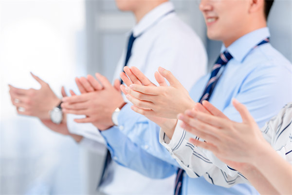 面對人才流失問題，企業(yè)應(yīng)如何改進(jìn)人力資源策略？