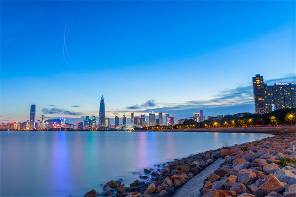 深圳戰(zhàn)略咨詢公司如何幫助企業(yè)制定長遠(yuǎn)發(fā)展藍(lán)圖？
