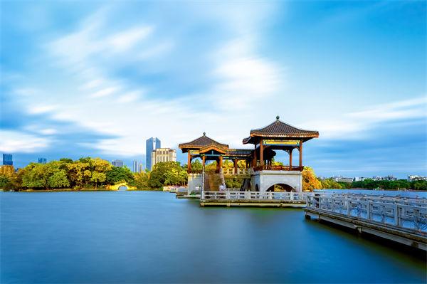 惠州戰(zhàn)略咨詢公司如何為企業(yè)定制長遠(yuǎn)發(fā)展規(guī)劃？