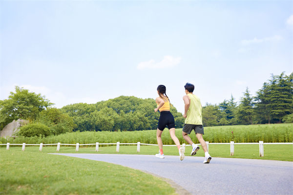 跨境營(yíng)銷中，如何克服文化差異，實(shí)現(xiàn)全球化傳播？