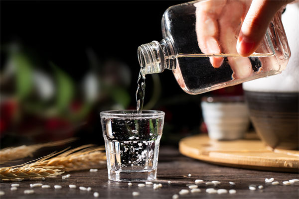 白酒遇冷，集體“降度”，關(guān)聯(lián)企業(yè)有何營銷啟示？